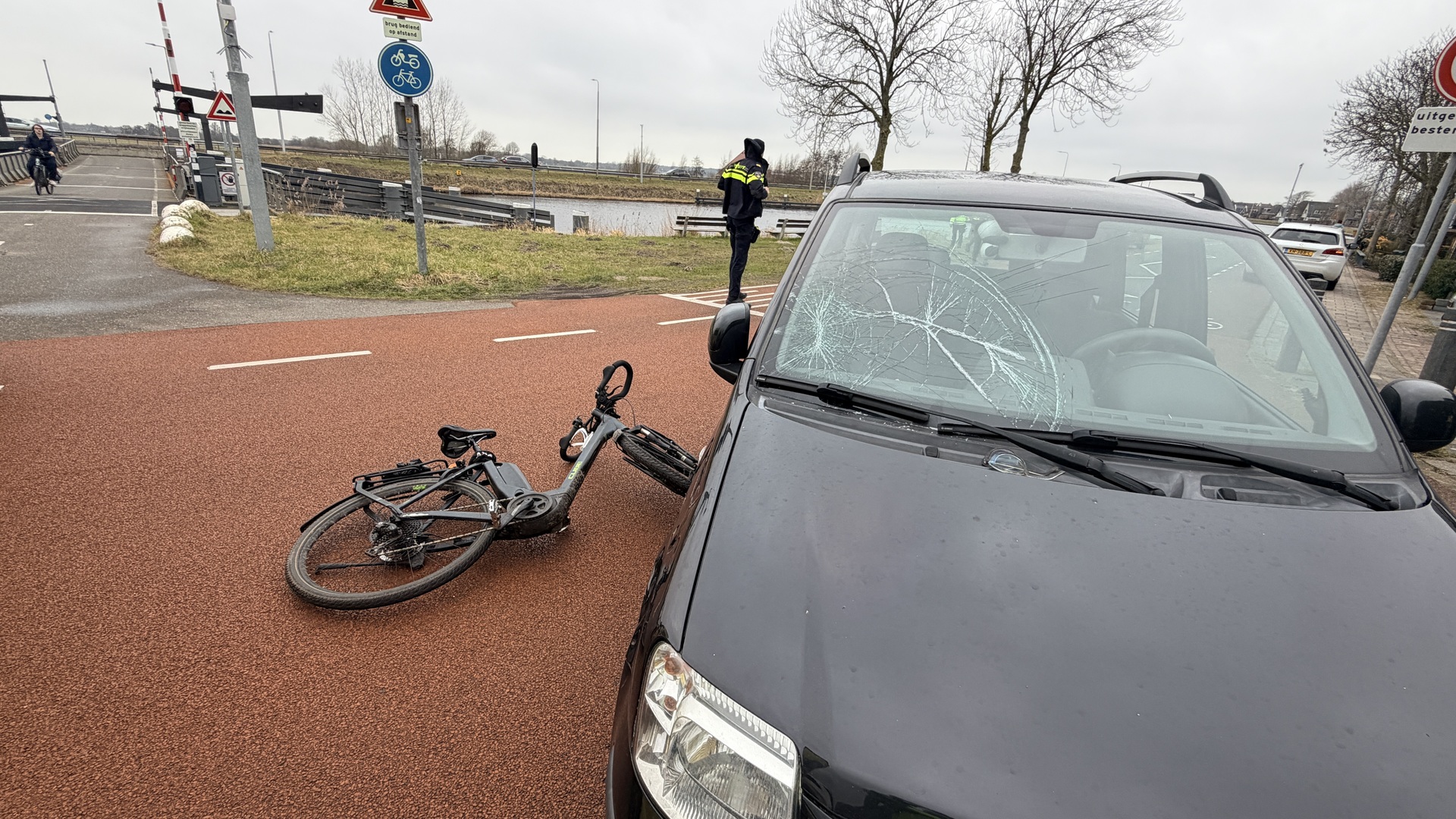 Foto: auto en fietser botsing koedijk.jpeg
